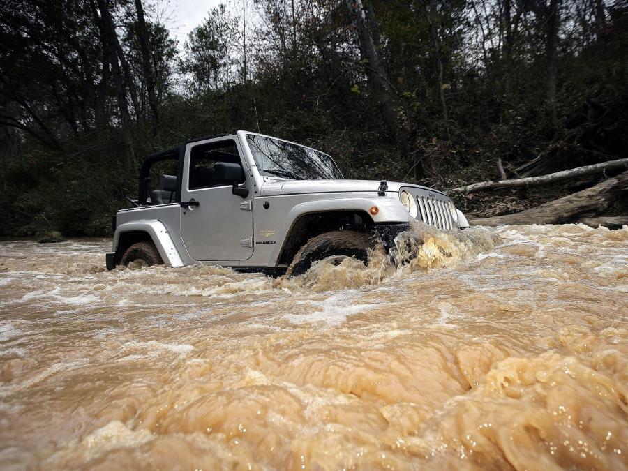  Jeep Wrangler Sahara 2006 года  (фото 18 из 34)